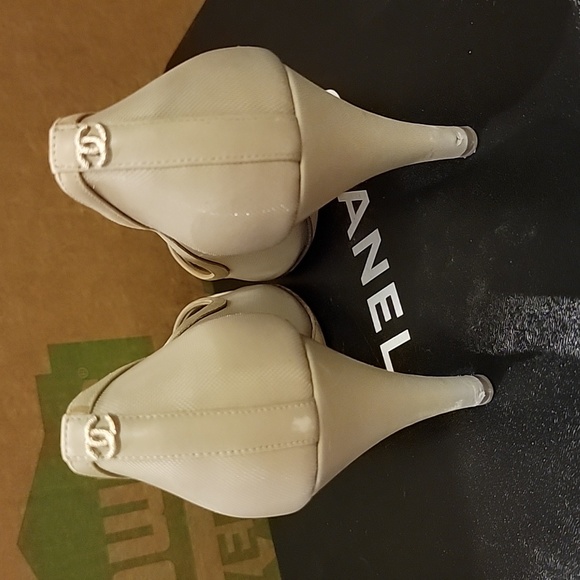 CHANEL light gold/taupe mesh cap toe pumps - Picture 2 of 7